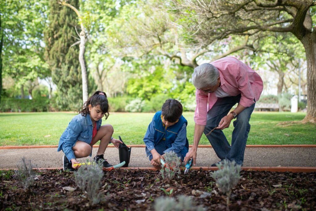 Cómo cuidar a tus nietos este verano: consejos prácticos para que los abuelos canguro puedan con todo